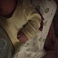 两个月的宝宝一整天都要抱在身上，晚上睡觉也要抱着放不下去！不然就一直哭实在不知道该怎么办啊！有没...