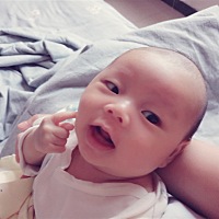早上起来 吃完奶 就一直笑 小眼睛一直看着妈妈 此时的心情真的太美啦