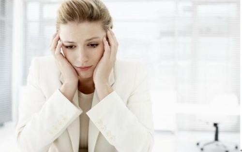 如何预防排卵障碍性不孕

排卵障碍也被称为不排卵，即指女性不能排出正常的卵细胞，是导致女性不孕症的主要原因之一。如何预防排卵障碍性不孕？女性朋友在平时就要观察经期是否正常，控制体重，注意饮食，保持良好的生活习惯，如果有发现经期不正常或者有身体有异常的症状，需要及时到医院进行检查，排除疾病发生。

预防排卵障碍性不孕的方法

1、观察经期是否正常：观察经期如果经期总是拖延，甚至几个月一次，或者总是不准时，应及早就医。

2、控制体重：控制体重肥胖或者过瘦都会干扰内分泌系统的协调，保持正常的体重有助于预防和治疗排卵障碍，不要过度减肥。

3、注意饮食：长期饮用冰冻饮料、咖啡、浓茶、可乐等可能会影响卵巢功能，导致发生排卵障碍，平时应该少食用。女性的饮食一定要合理，营养要丰富，避免摄入太多的高热量食物。

4、保持良好的生活习惯：要有规律的作息时间。熬夜对卵巢功能也有着一定的影响，尽量不要经常熬夜，保持正常生活作息，早睡早起。

5、保持良好心情：女性朋友要有一个良好的心情，这样会有利于排卵的正常进行。