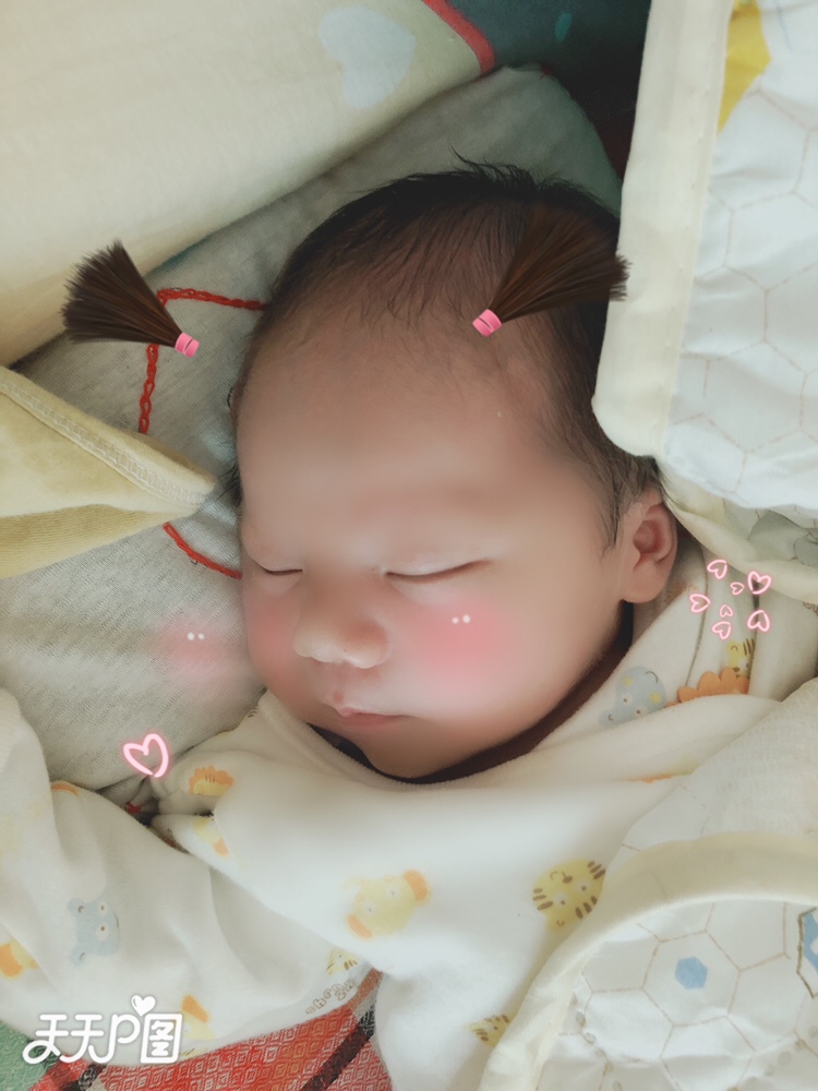宝宝出生8天了，特别的乖我不知道别人家的宝宝是什么样的，我家宝宝从生下来就是吃了就睡，睡醒了就吃，基本不哭，只有饿了会吭几声，拉臭臭尿了也不哭，一吃奶就瞌睡，一天连1个小时都醒不到，几乎都在睡觉，晚上我醒两次喂奶，一晚上都不会听到哭声，喂完了就自己睡了到第二天早上，你们家的宝宝也是这样吗