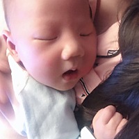 宝妈们谁知道新生儿肚子胀气，我估计是肠绞痛，一天爱哭闹哼哼唧唧的，晚上不睡觉，除了揉肚子做排...