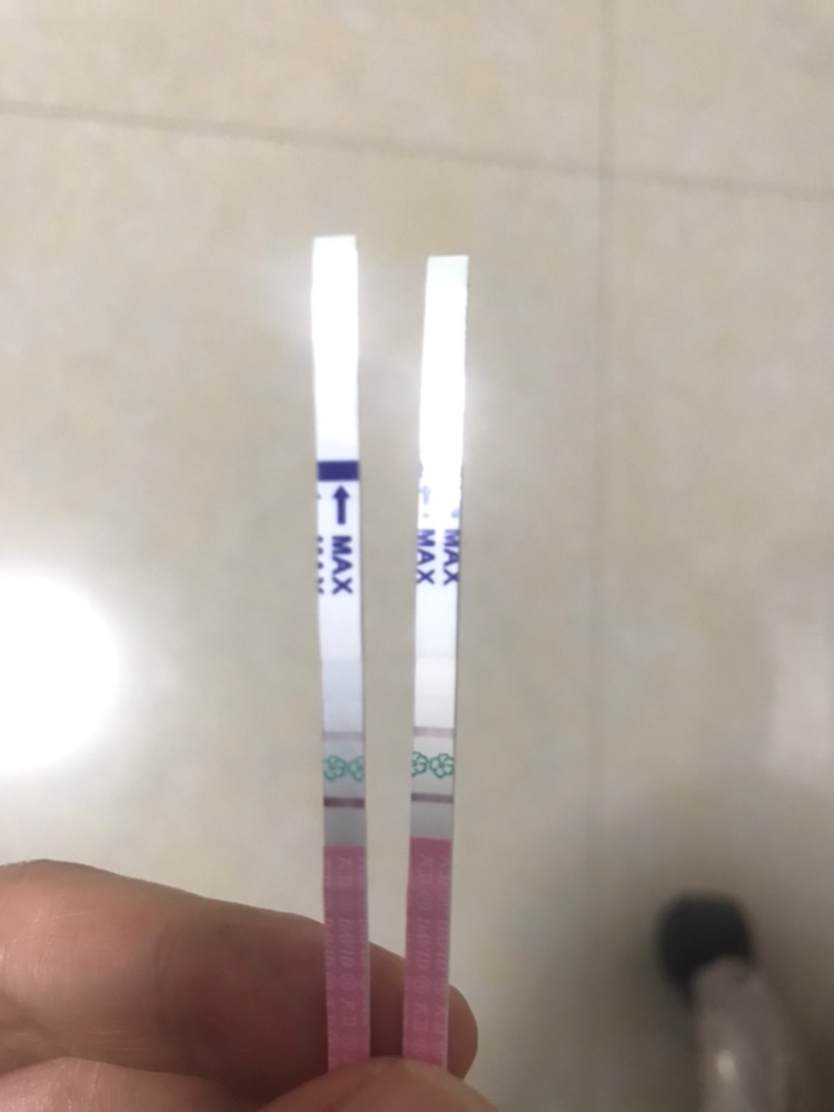 还有一两天姨妈期就到了，连续几天排卵试纸都是这样，正常吗？腰跟腹部有时候有点疼跟酸