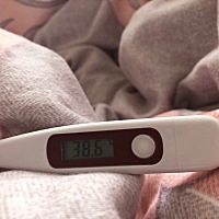 还有一周大姨妈，已经发烧两天了，今天中午中间温度从昨天的37.7降到36.8，现在又39度了，也不知道有没...