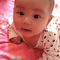 我们家宝贝还不会翻身，只会抬头。😄