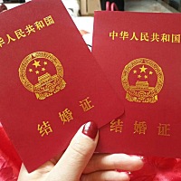 第一次见面时是大一，我去他们店里打暑假工，刚开始觉得是省外的太远，没奔着结婚去，就稀里糊涂的好了...