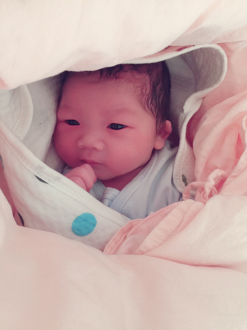 今早凌晨两点破羊水，7点顺产一枚小公主，重3.27Kg，虽然辛苦煎熬，但感觉很幸福！