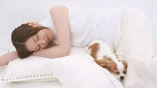女性经期过后外阴瘙痒怎么回事  
月经期外阴瘙痒的原因
　1、如果经期中使用了不洁卫生巾及阴道内藏式卫生棉条的纽带也可成为原因之一，这时如果用手抓或用卫生纸等用力擦拭阴部，或以肥皂用力清洗等动作，都可能使症状恶化。
　　2、经期期间，分泌物较多，下阴湿热，如果选用的卫生巾厚实，又不勤于更换，再加上身体的抵抗力下降，很容易发生局部炎症引起瘙痒。
　　3、在经期常穿紧身衣裤也会导致外阴瘙痒，因为经期封闭得越紧，体味越不容易散发，长久聚积，怪味越来越大，且长久的密封状态还会造成外阴瘙痒。
　月经期女性外阴瘙痒的治疗方法
　　1、不要乱用药物。
　　一定要切忌乱用、滥用药物，忌搔抓及局部摩擦。
　　2、消除引发瘙痒的源头。
　　消除引起瘙痒的局部或全身性因素，如滴虫，霉菌感染或糖尿病、阴道炎等。这样的病理性导致的外阴瘙痒，要及时去医院就诊。
　　3、保持身体清洁、干燥。
　　不少人在生理期来临时，把下身包裹得很严实，目的是隔离体味，可这样做的结果是适得其反的。封闭得越紧，体味越不容易散发，长久聚积，怪味越来越大，且长久的密封状态还会对身体产生一些副作用，而且有利于细菌滋生。
　　4、注意卫生巾的选购及使用。
　　在选购卫生巾时，可选择薄而透气型的。