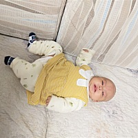 小宝贝快100天了，哥哥抱抱爱你哦，宝贝们乖乖的快乐成长！