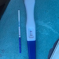 今天测出来是弱阳性，应该是怀上了，可又害怕，因为有出血，早上上厕所是一点红色的血，下午内裤上是褐...