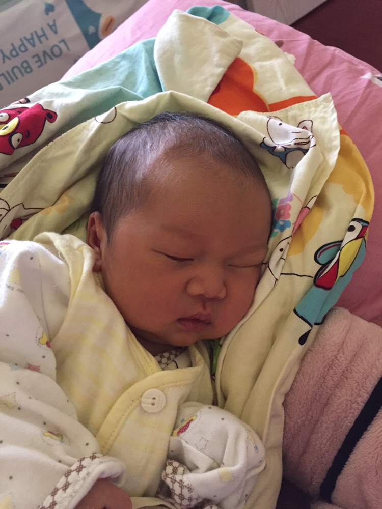 每天抱在怀里喂奶都在想，我的肚子怎么会装下这么大的宝宝，抱着都觉得有点累，在肚子里的时候却没什么感觉