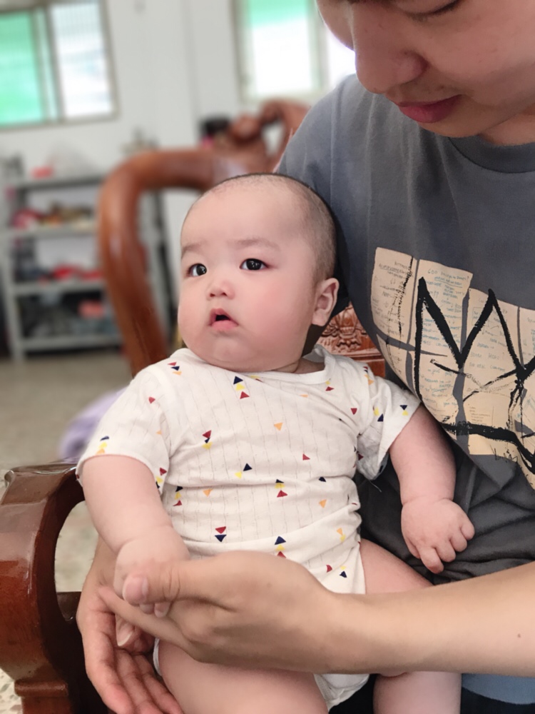 今天把出生自带的发型剪掉了，没想到意外的适合哈哈哈