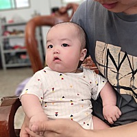 今天把出生自带的发型剪掉了，没想到意外的适合哈哈哈