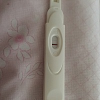 末次月经是4月21号至4月25号干净，其间安排个4月5号和4号7号同房，我4月19验发棒的两条杠但是颜色比较淡...