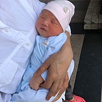 出生4天的儿子看着好像满月以后的宝宝