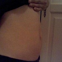 怀孕一个月了，肚子好大。因为要二胎，高龄产妇一枚，所以请假回家保胎。😪😭