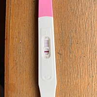 上次月经3.19。至今大姨妈没来，今天中午测了下，如图。颜色浅，不敢确认，内心很忐忑。