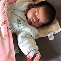 人家看了多说我家宝宝是男孩👦 奶水不够  吃奶粉 现在才一个月＋    奶粉要吃90( ´◔ ‸◔')