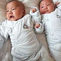 前面背一个，后面背一个，累成狗🐶，那些双胞胎的妈妈都是怎么熬的？😒😒