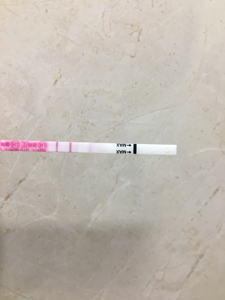 应该是到排卵了吧，测的第一次这么红
有点不相信，再测了一遍