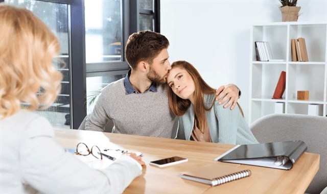 月经正常，排卵就一定正常吗
很多备孕女性认为自己月经正常就代表排卵没有问题。事实上，月经正常就代表排卵正常吗？这还真不好说，因为有一种病叫做未破裂卵泡黄素化综合征（LUFS），它的临床症状就是有酷似正常有排卵周期的月经，但是却无排卵结果。
什么是排卵性月经？
月经和排卵的关系密切，简单地说，没有排卵就没有排卵性月经，就不能生育。因此，判断月经是否正常，应首先判断有没有排卵，有排卵的月经是正常的。
正常情况下，月经周期受大脑皮层控制，由下丘脑—垂体—卵巢三者之间的相互作用来调节，还受甲状腺素等其他内分泌激素的影响。
女性的子宫内膜正是在这种激素作用下出现增生期和分泌期的变化，一旦激素水平下降，子宫内膜失去激素支持，就会坏死、脱落，月经来潮，这就是正常的排卵性月经。
什么是未破裂卵泡黄素化综合征？
未破裂卵泡黄素化综合征（LUFS）是指在月经周期中，卵泡发育成熟而未破裂，卵泡中的颗粒细胞受黄体生成激素的刺激，卵泡未排出而在原位发生黄素化，形成黄体并分泌孕激素，出现类似排卵周期的改变，是无排卵性月经的一种特殊类型，亦是不孕症的常见原因。
据统计，LUFS在正常生育年龄妇女中的发病率为5%—10%，在不孕症妇女中发生率为25%—43%。
如何诊断未破裂卵泡黄素化综合征？
目前，一般通过B超动态观测卵泡发育，再结合黄体生成素（LH）的检查来进行诊断。当体内出现了LH峰后的两天，或者注射绒毛膜促性腺激素（HCG）36—48小时后，B超检查显示卵泡未排除病症，仍在继续生长，这时候一般就诊断患有未破裂卵泡黄素化综合征（LUFS）了。
但是因为LH峰不容易找到，B超检查只能检查到卵泡破裂，却不能肯定卵细胞一定就排出了，所以在诊断上也不能100%准确。
怎么预防未破裂卵泡黄素化综合征？
因为该病的发病机制不明确，所以只能针对致病因素结合临床经验，给各位备孕妈妈一些建议：
1.备孕中的女性首先要调节心理，避免情绪过于紧张，监测排卵与促排卵最好在专业医生的指导下进行。
2.如果多年不孕，不要只纠结是否排卵了，应该在正规医院进行整体检查，排除是否是因为输卵管功能异常等导致的不孕。
3.在B超引导下的卵泡穿刺与腹腔镜手术的治疗，一定要选择正规医院进行，切莫轻信广告与偏方。