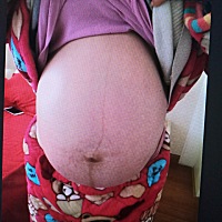 感觉二胎肚子比一胎大多了，上面两张是怀我大宝的肚子，38 5拍的，宝宝生下来6斤8两。下面一张是二宝的...