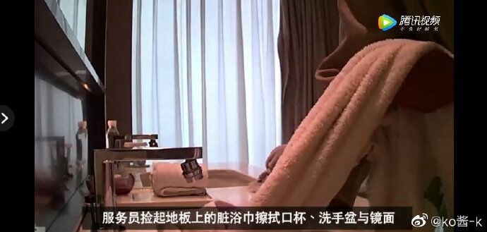 建议睡觉时尽量不要趴睡或裸睡，最好穿上睡衣，避免生殖部位和床单、枕套、被套的直接接触。

 其实，最大的污染源反而是床上用品滋生的霉菌、螨虫等，酒店房间密闭、温暖和潮湿的环境简直是它们的天堂。

浴袍悬挂在潮湿且不通风的密闭衣柜，很容易滋生病菌、螨虫，酒店浴袍还是尽量不要穿，出门旅行自带睡衣更靠谱。