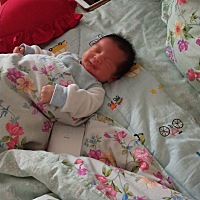 说说男宝宝的症状吧，孕八周孕囊长，孕早期呕吐不严重，6个月前不显怀，肚子微尖，23周肾盂分离，剖腹产...