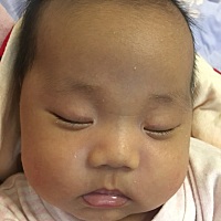 我家宝宝出生时都看不到眼睫毛，现在发现小睫毛增长了，还有点卷翘，眼睛在半睡半醒是双眼皮，睁开却是...