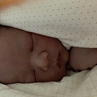 早上七点发动，隐隐约约感觉痛，八点半去住院，直接进待产室，以为很快因为是三胎嘛，结果也不怎么痛就...