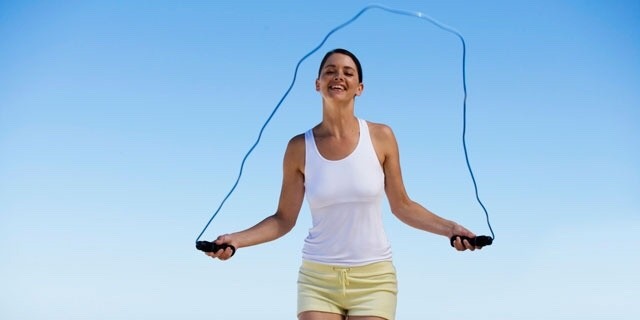 哪些办法可以促进排卵？
大部分的育龄妇女每个月经周期都仅仅只能排出一颗卵子，但是排卵有困难的女性，连这一颗卵子都无法正常排出，可以通过治疗帮助卵子发育成熟，并成功排卵。
吃排卵药的利与弊
服用排卵药，可以帮助女性增加排卵数量。但是排卵药的副作用也较大：以克罗米芬为代表的促排卵药物属于激素类药物，卵巢在药物的刺激下不断排卵，容易造成月经不调、卵巢早衰，出现卵巢过度刺激综合征，甚至少数人会罹患卵巢肿瘤。因此，医学界并不提倡随意使用促排卵药物，医生只在治疗女性患者因不排卵而造成不孕症时才慎重选用。尤其不能因为备孕心切而自行服用排卵药，而应该结合自身状况听取医生建议。
打排卵针，要遵医嘱
排卵针是促进卵泡成熟的方法，不过亦有副作用，长期人为地使用促排卵药物，导致卵巢过度刺激，容易患上卵巢囊肿，甚至可能引起卵巢肿瘤，尤其是促性腺激素，严重的临床表现就是腹胀、腹痛、呼吸困难，甚至会有生命危险。
如果本身并无排卵功能障碍的女性，吃了这个药后容易出现多胞胎的情况，如果太多，就需要做减胎术，对父母和胎儿来说都是很残酷的一件事情。
*以上两种方法，都要在医生建议下实行，医生会根据患者的年龄以及具体状况治疗。在治疗时，一般会定时通过超声监视卵泡形成。
食补，好方法
食物的调理，对促排卵很有好处，它和吃药打针不同的是通过食物对整个身体进行调理，从而辅助排卵。食物可以常吃，但是也不要把排卵的全全希望都押注在此，还是要放轻松，良好心态，才能促进排卵。给大家列举一些促排卵食物作为参考哦！
黑豆糯米粥

黑豆能够补充雌激素，促进卵泡成熟发育。
黑豆乌骨鸡汤
用料：黑豆150克、乌骨鸡1只、枣（干）10个、食盐适量、姜5克。
做法：1、黑豆放入铁锅中干炒至豆衣裂开，再用清水洗净，晾干备用。
2、将红枣、生姜分别冼净，红枣去核，生姜刮皮切片，备用。加清水适量于锅，用猛火烧沸，放入黑豆、乌鸡、红枣和生姜。改用中火煲三个小时。
3、加入适量盐，即可。
跳绳促排卵
适度的快走、轻缓的体操、跳绳都能够促进全身血液循环，其中尤以跳绳对促排卵最有效。跳绳可以促进排卵，跳绳还可以预防宫外孕，主要是因为跳绳可以增强包括生殖器官在内的脏器的功能，是行之有效的“输卵管体操”。有关论据说，有人用精密仪器监测排卵过程，发现身体上下跳动可以促使卵子更顺利、更准确地进入输卵管开口。