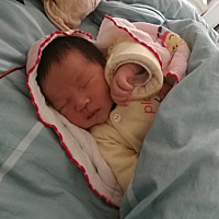 宝宝的一只眼睛老是流泪流眼屎怎么回事，现在宝宝39天了