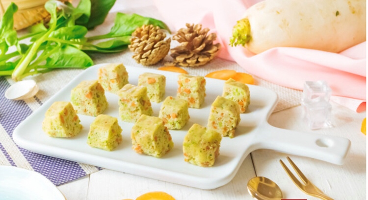 ⭐️【食材】

       西兰花2朵、 胡萝卜3片、山药50g、鸡蛋1个、米粉适量、核桃油适量、香菇粉5g

⭐️【做法】

1️⃣锅中烧开水，将西兰花焯一下，去除西兰花上的亚硝酸盐。

2️⃣将西兰花捞出，放凉后切碎

3️⃣将山药去皮切成小片。
 4️⃣将胡萝卜切碎。

5️⃣将山药放入搅拌机，直接打入1个鸡蛋。把山药糊倒入碗中。
 6️⃣加入西兰花碎、胡萝卜碎，一起加入玉米淀粉。接着加入少许香菇虾皮粉提味。

7️⃣用小勺把所有食材混合均匀，搅拌成比较浓稠的面糊。面糊的浓稠度有些像酸奶的稠度，是比较浓稠又可以稍微流动的状态。

8️⃣在小碗中铺上烘焙纸防粘，碗的内侧刷些紫苏籽油，倒入搅拌好的面糊。

9️⃣直接冷水上锅，蒸15分钟，熟透成型即可出锅。放凉后，把四边划开，倒扣脱模。