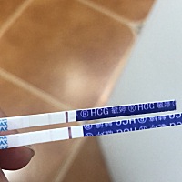 平时月经很规律也不延后 一月一次 这月延后四天还没来 然后十纸还特别浅 请有经验的告诉我 怎么回事 像...