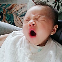 宝宝两个月18天，最近几天开始晚上睡觉都要吃手，吃得吧唧嘴，拿下来就哭，吃着吃着睡觉，突然手离开嘴...