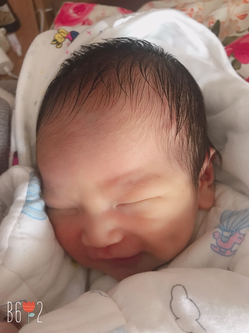 大宝小宝都遗传了麻麻👩🏻的酒窝👏🏻小宝把眼睛再长