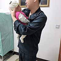 爸爸👨回来啦，小眼神高兴得哟！宝宝抱着感觉宝宝更小小个