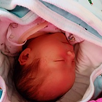 4月15日凌晨六点，我6斤2两的小千曈报到了，产程相对较短，宫口开到一指半的时候我还能谈笑风生，开到三...