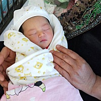 说说怀孕的症状吧，一个月左右开始孕吐，但是不严重前期不爱吃肉，怀孕之前爱吃酸跟辣，怀孕以后偏爱甜...