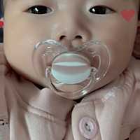 我跟孩子他爸都是双眼皮眼睛也不小，怎么女儿是单眼皮呢，而且眼睛也不大。现在都三个月了还是这样，还...