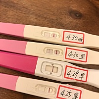 末次月经4月3日，今早上班前测淡淡的一条，晚上回家又测了一次，又是淡淡的。（但是发现早上的那根过了...