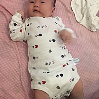 快两个月了，最近开始白天不喜欢吃母乳了，要喝奶粉，不然哭的厉害。晚上睡觉才吃母乳。有同款宝宝吗