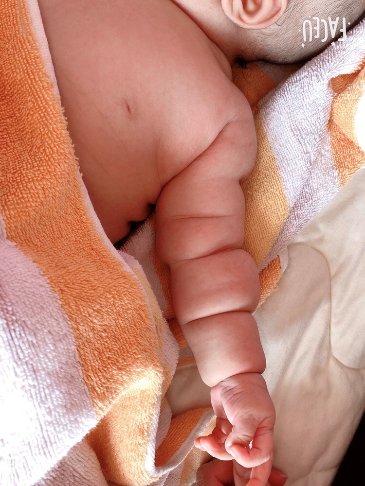 两个半月的小柠檬58CM高，14斤，你的吸收太好了，浑身肉嘟嘟的！🥳🥳🥳