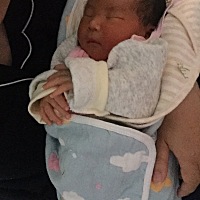 月子第五天、都说宝宝老练、看起来像满月的宝宝😄跪求母乳多多、菩萨保佑🙏