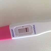 23号排卵，今天测了一下，一开始两分钟啥都没就走了，过了10分钟左右看到淡淡的印子，不确定，后来用测...