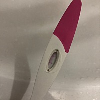 姐妹们 我也是有了吗   4月5号姨妈走的 13号排卵期 姨妈推迟二天没来今天忍不住测了下  宝宝真的来给我...