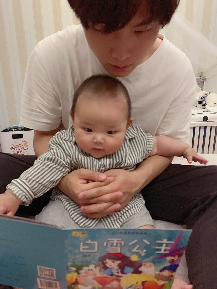 粑粑带着你看童话书