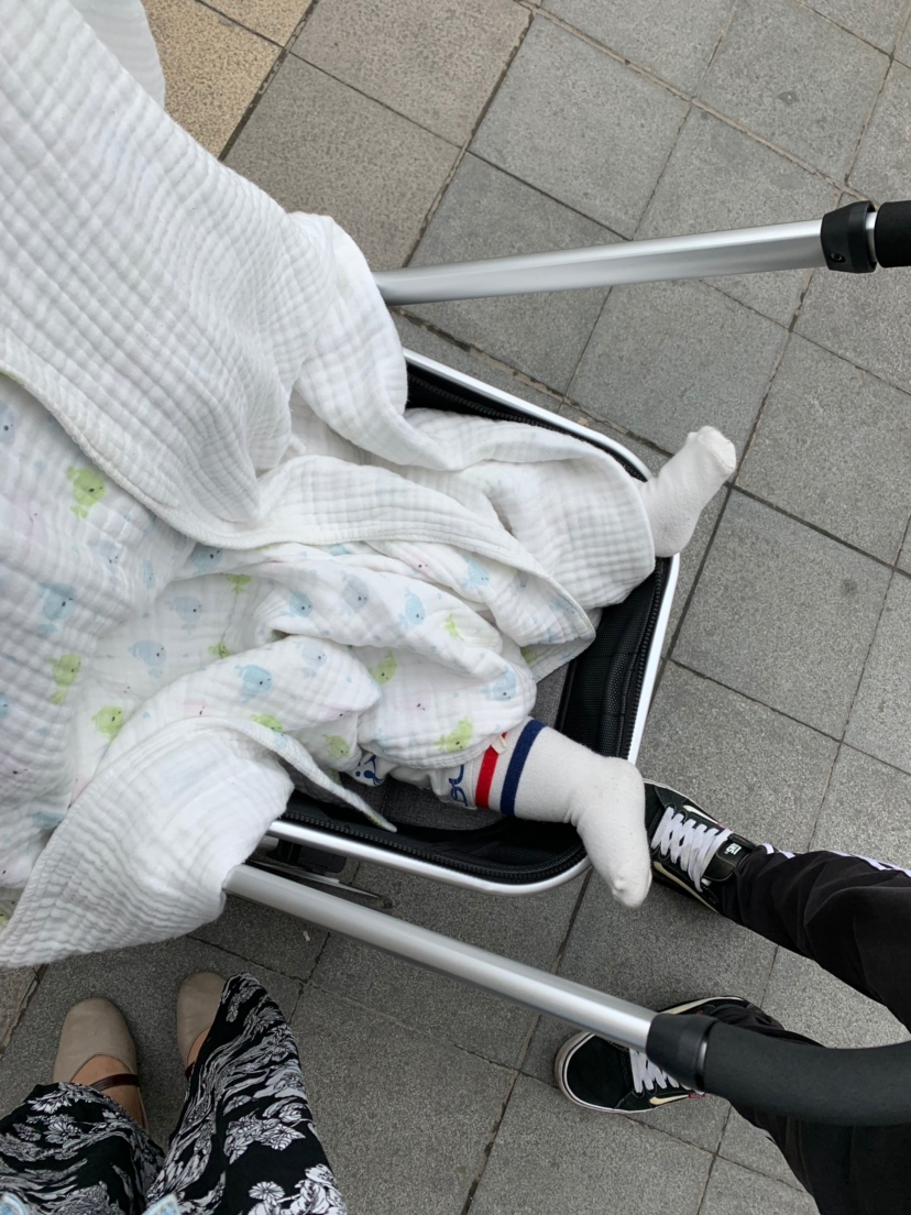 翘腿小王子，就喜欢像个大爷一样翘腿，睡觉的时候也是