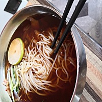 明天就要卸货了，今天尽情的享受一下美食。