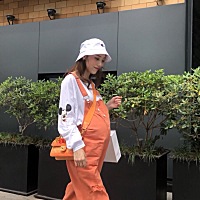 今日份穿搭 婆婆说好看嘻嘻😁 很少穿裤子 平时都是裙子多 哎呀想到离卸货越来越近了 莫名的还有点紧张...