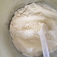 宝妈们帮我看看这个奶粉是不是快结块了